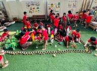 Trẻ trải nghiệm với góc chơi mới Trẻ trải nghiệm với góc chơi mới
