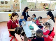 Cha mẹ trẻ đồng hành cùng Cô giáo trong giờ ăn sáng của trẻ tại trường Cha mẹ trẻ đồng hành cùng Cô giáo trong giờ ăn sáng của trẻ tại trường