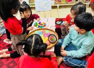 Hoạt động Steam chế tạo bè nổi theo quy trình kỹ thuật EDP tại lớp Lá 1 – Trường Mầm non THSP Kon Tum Hoạt động Steam chế tạo bè nổi theo quy trình kỹ thuật EDP tại lớp Lá 1 – Trường Mầm non THSP Kon Tum