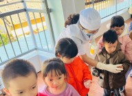 Trường Mầm non THSP phối hợp với Trạm Y tế phường Thống Nhất tổ chức cho trẻ toàn trường uống thuốc tẩy giun Trường Mầm non THSP phối hợp với Trạm Y tế phường Thống Nhất tổ chức cho trẻ toàn trường uống thuốc tẩy giun